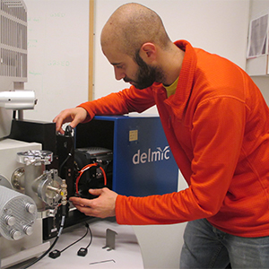 Ruggero Verre博士正在操作Delmic系统的照片